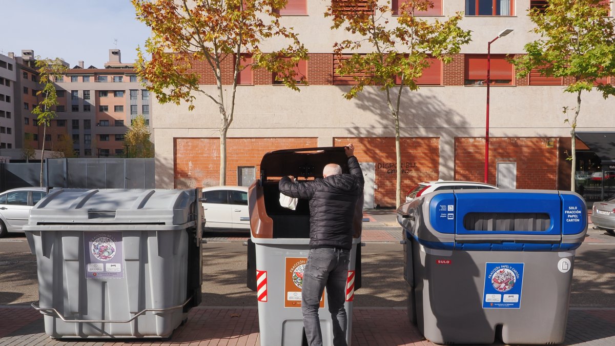 Un hombre tira una bolsa de basura a un contenedor en Valladolid, en una imagen de archivo.