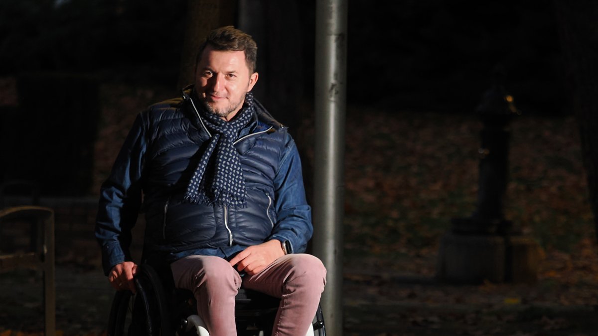 Fran Sardón, vallisoletano de 55 años, en un parque de Valladolid, su ciudad, en cuya vida pública participa con asiduidad