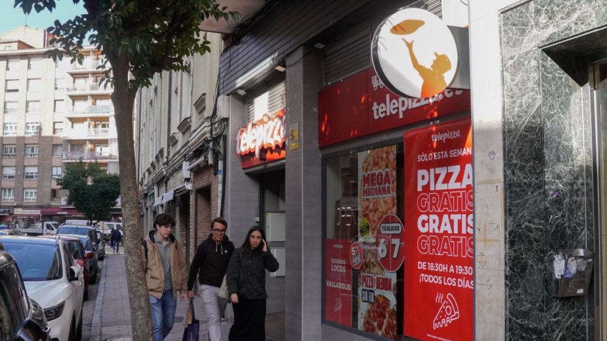 Calle Paraíso. Telepizza en el número 13.