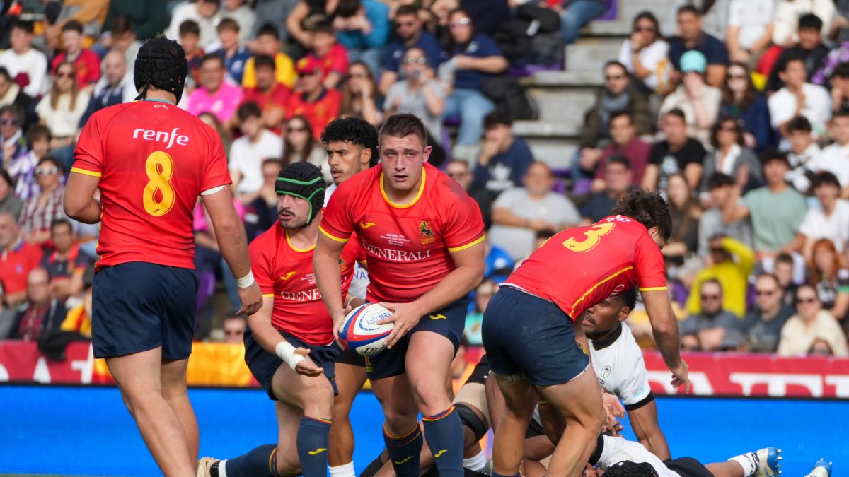 Álvaro García, capitán de la selección española, busca jugada tras superar el intento de robo de oval de Fiyi.