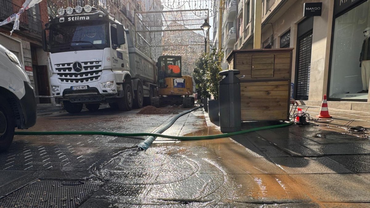 Una fuga de agua en la calle Santiago empantana la plaza Mayor y provoca un apagón.