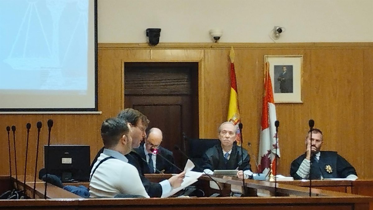 El condenado, en primer plano, durante la vista de conformidad celebrada este lunes en la Audiencia de Valladolid.