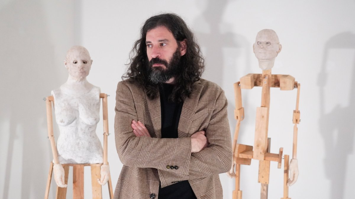 Jorge Gil posa junto a varias de sus obras