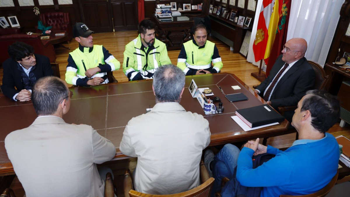 El alcalde de Valladolid, Jesús Julio Carnero, junto a los operarios de Aquavall que han trabajado en Aldaia (Valencia), el gerente de la empresa y el concejal de Medio Ambiente (de espaldas)