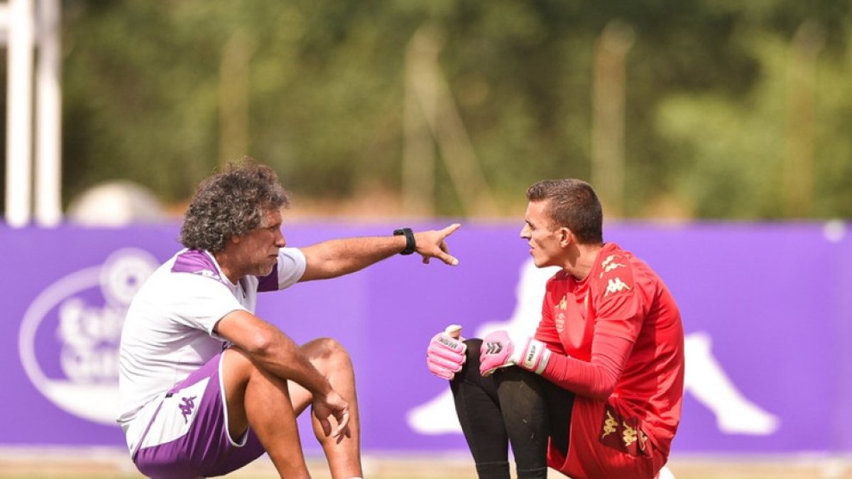 Pereira habla con Masip en su llegada al club blanquivioleta.
