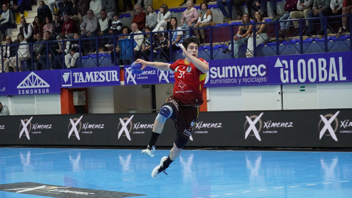 Edu Calle se eleva en suspensión antes de un lanzamiento ante Puente Genil.