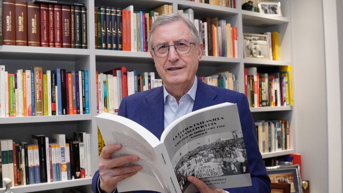 Ramón Martínez hojea su nuevo libro en su domicilio vallisoletano.
