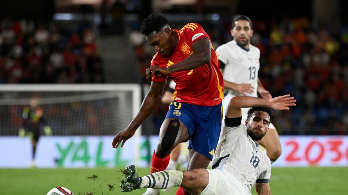 Cömert se tira al suelo y despeja para impedir el tiro de Omorodion, durante el España-Suiza.