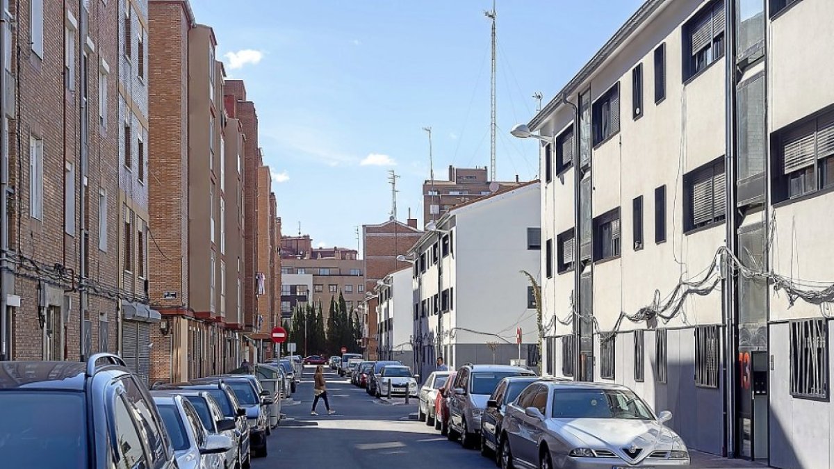 Contraste entre un bloque reformado y otro a la espera de la rehabilitación en la Carretera Villabáñez en el 29 de Octubre.