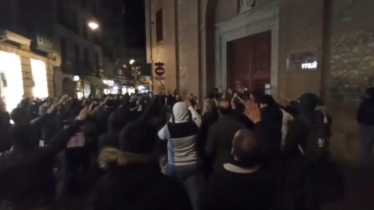 Imagen de archivo de un grupo de personas entonando el 'Cara al Sol' a las puertas de la iglesia.