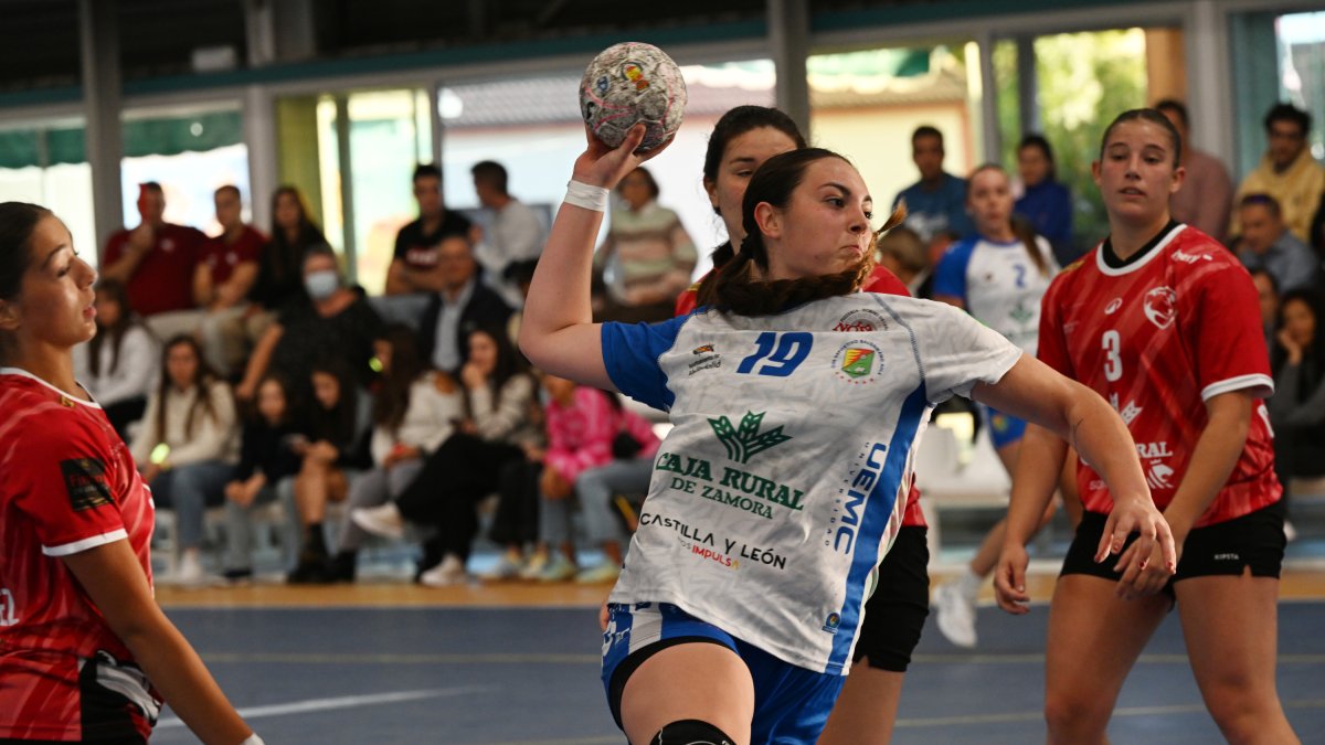 La pivote Irene Botella, en una acción de un partido de esta temporada.