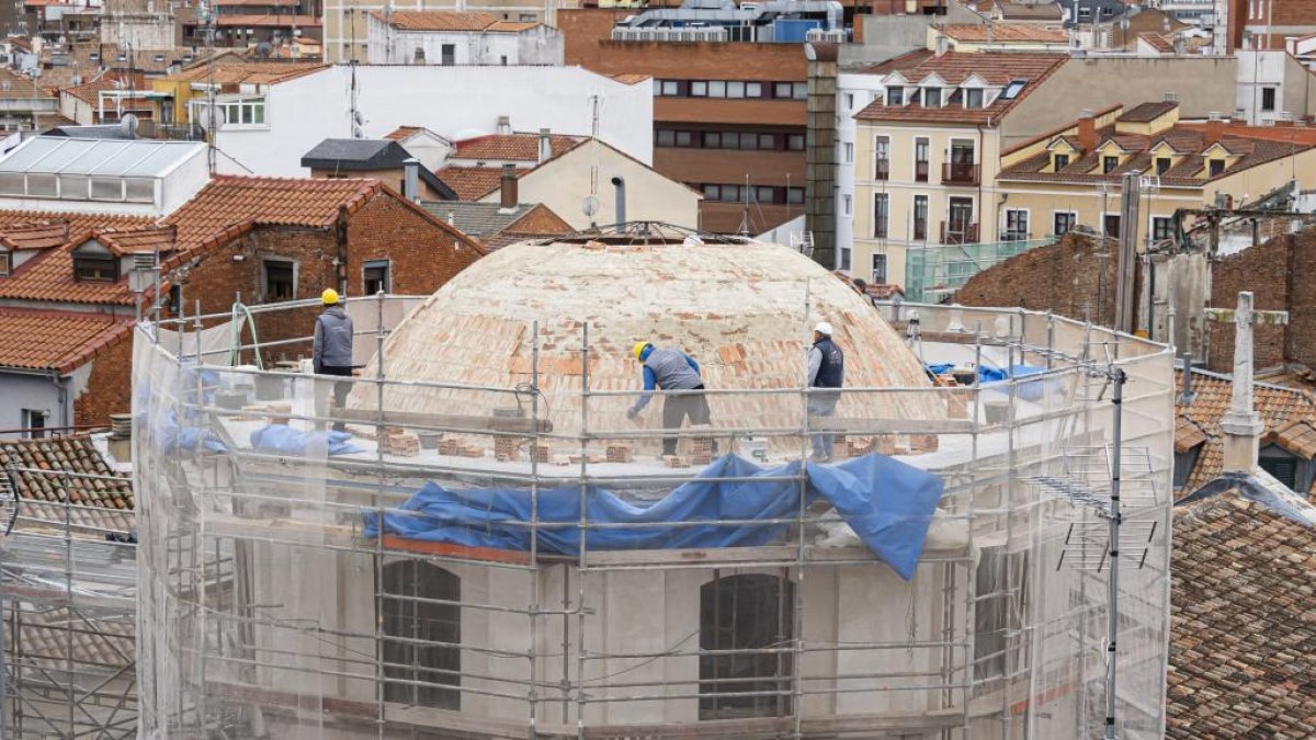 Operarios trabajando en la cúpula de ladrillo de la iglesia de la Vera Cruz de Valladolid.