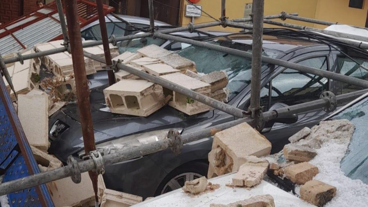 Vehículo 'sepultado' por la caída de un andamio.