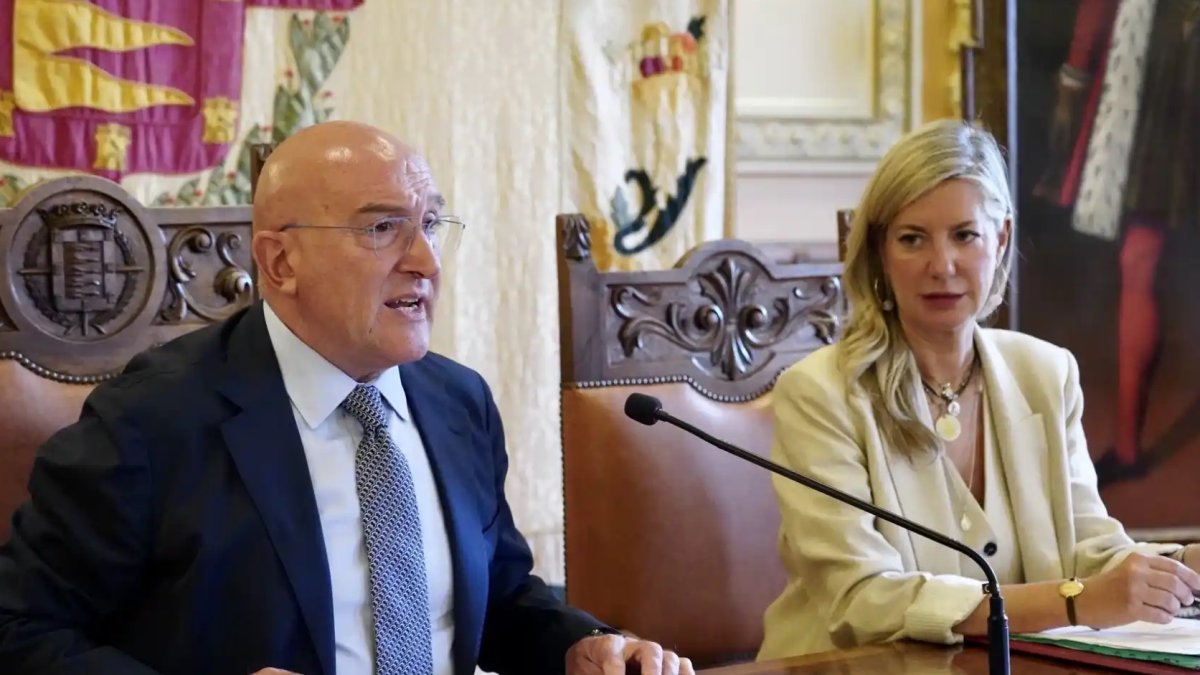 Jesús Julio Carnero e Irene Carvajal, en una imagen de archivo en la presentación del presupuesto del 2024