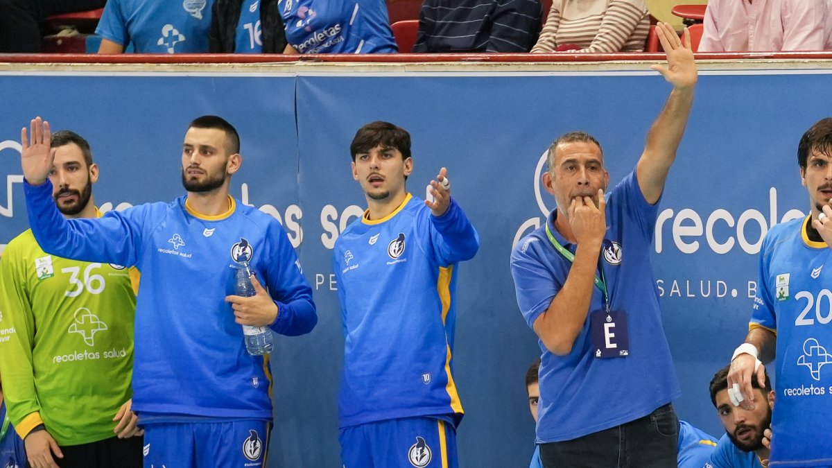 Pisonero hace indicaciones desde el banquillo a sus jugadores en un partido en Huerta del Rey.