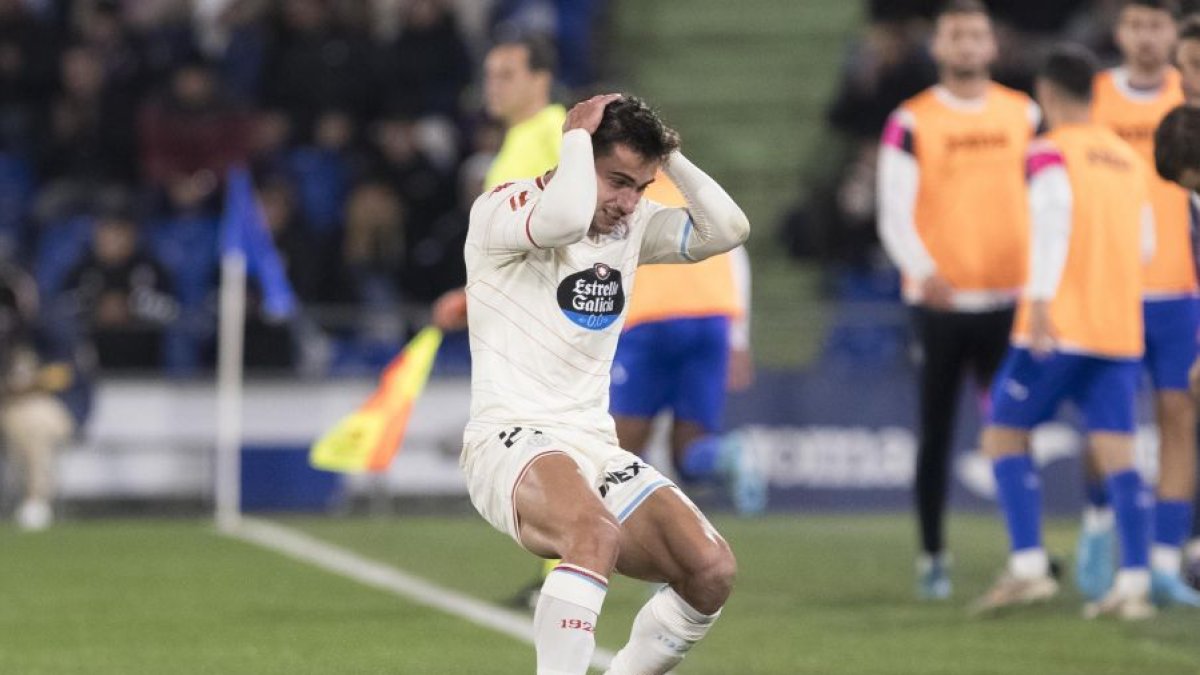 Lucas Rosa se lleva las manos a la cabeza tras el error que provocó el primer gol del Getafe.