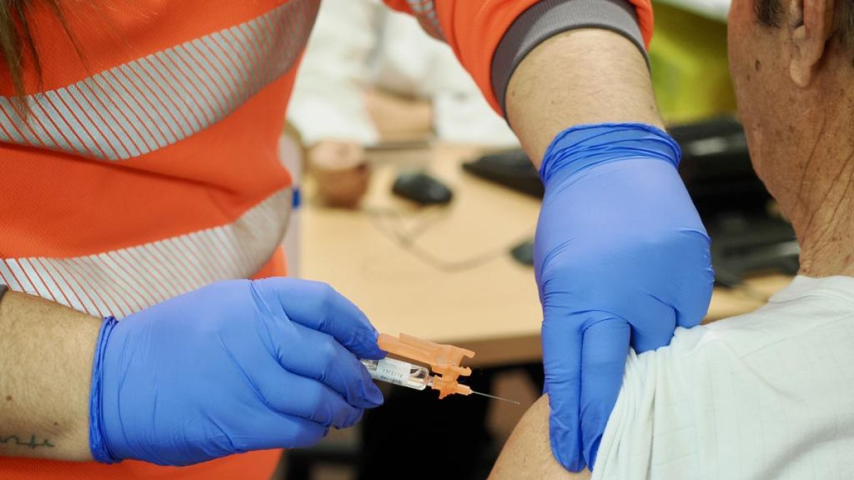 Campaña de vacunación sin cita del COVID y de la Gripe en el centro de Salud Arturo Eyries