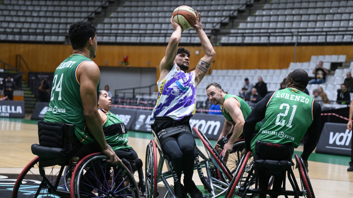 Tiro del Aliados, rodeado de rivales del Joventut.