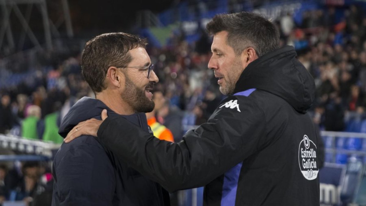 Pezzolano saluda a Bordalás antes del incidente entre ambos que le costó la expulsión al uruguayo y la amarilla al español.