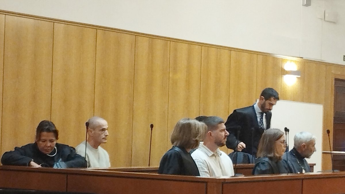 Los encausados y sus representantes legales al inicio de la vista de conformidad en la que se ha llegado a un acuerdo que ha evitado la celebración del juicio.