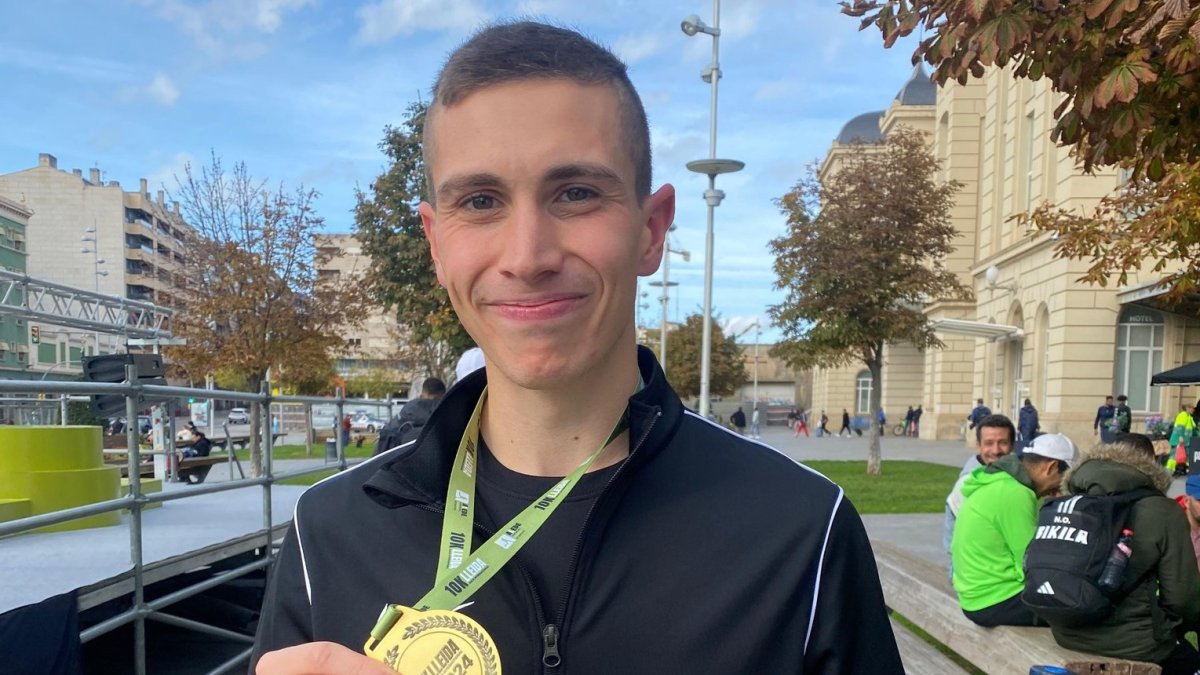 Adrián Parras con su medalla de oro lograda en el 10.000 de Lleida.