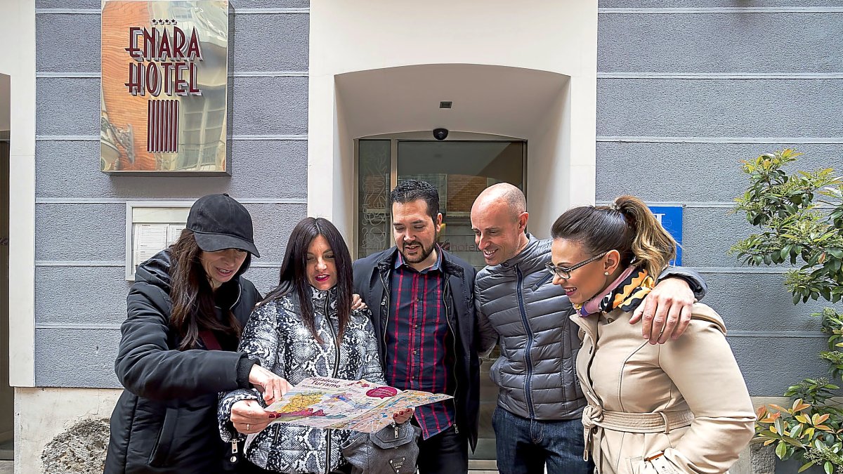 Turistas sostienen un mapa de actividades en la ciudad de Valladolid