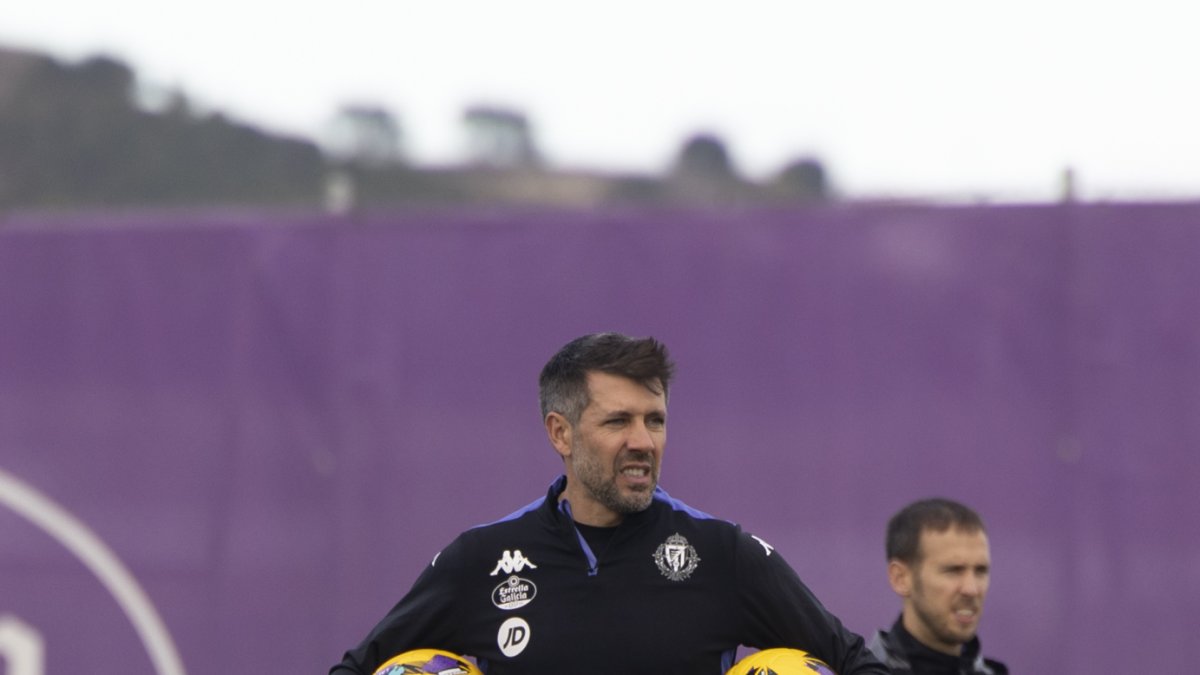 Paulo Pezzolano, durante el entrenamiento del Real Valladolid del lunes.