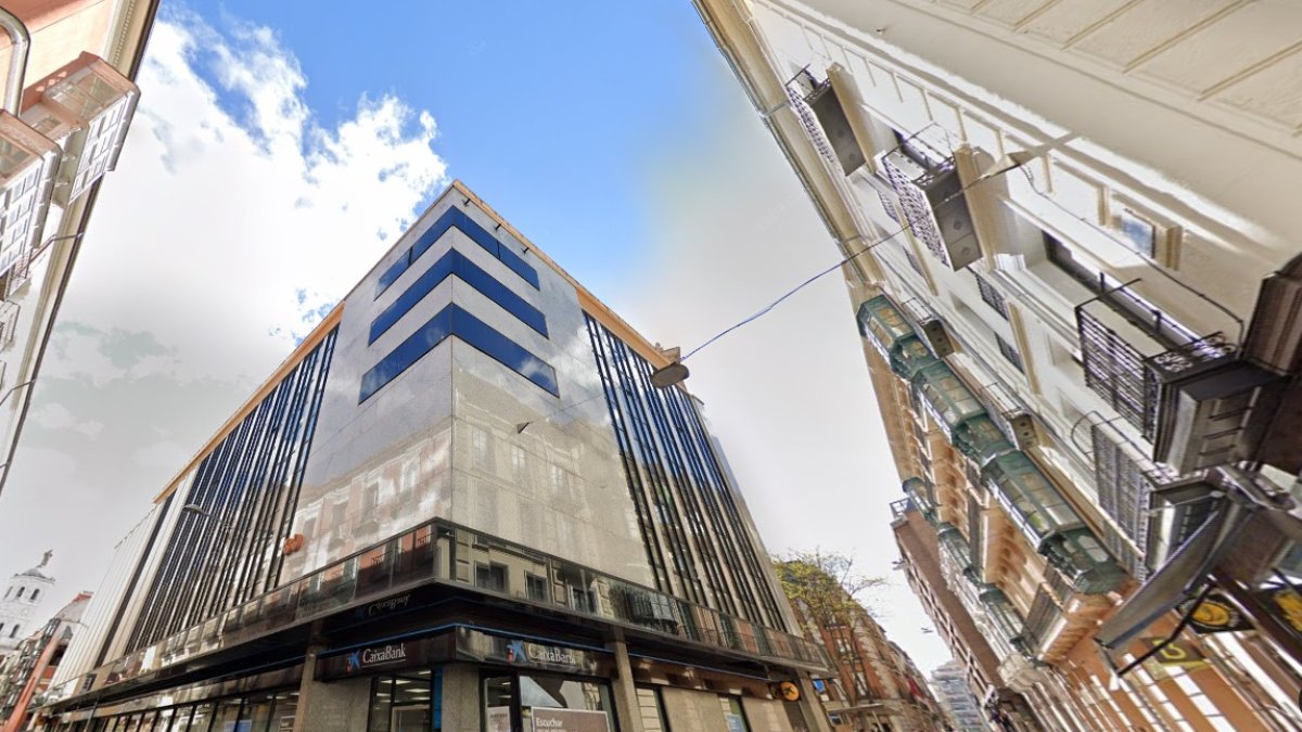 Edificio de CaixaBank en la esquina de las calles Regalado y Teresa Gil.