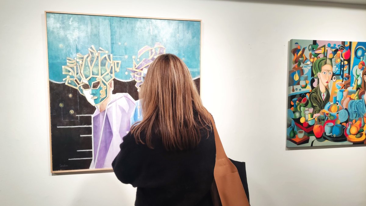 Una mujer contempla una de las obras del Salón de Otoño