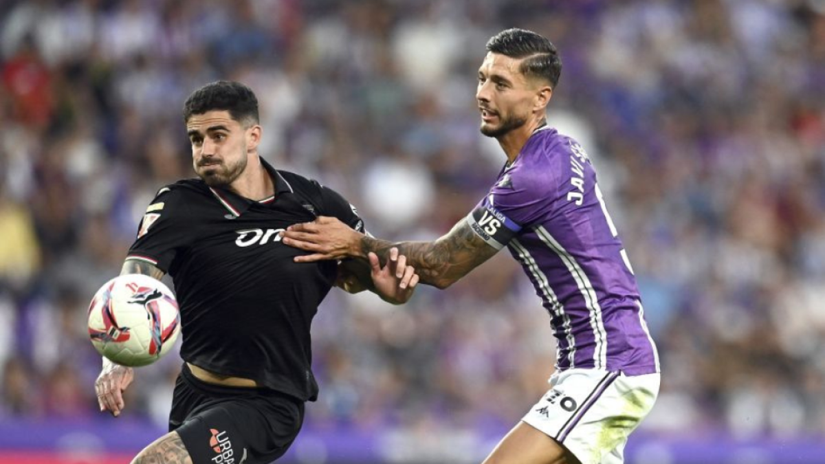 Javi Sánchez disputa un balón con Miguel de la Fuente en el partido contra el Leganés