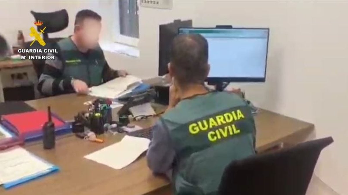 La Guardia Civil durante la investigación de un delito por extorsión.