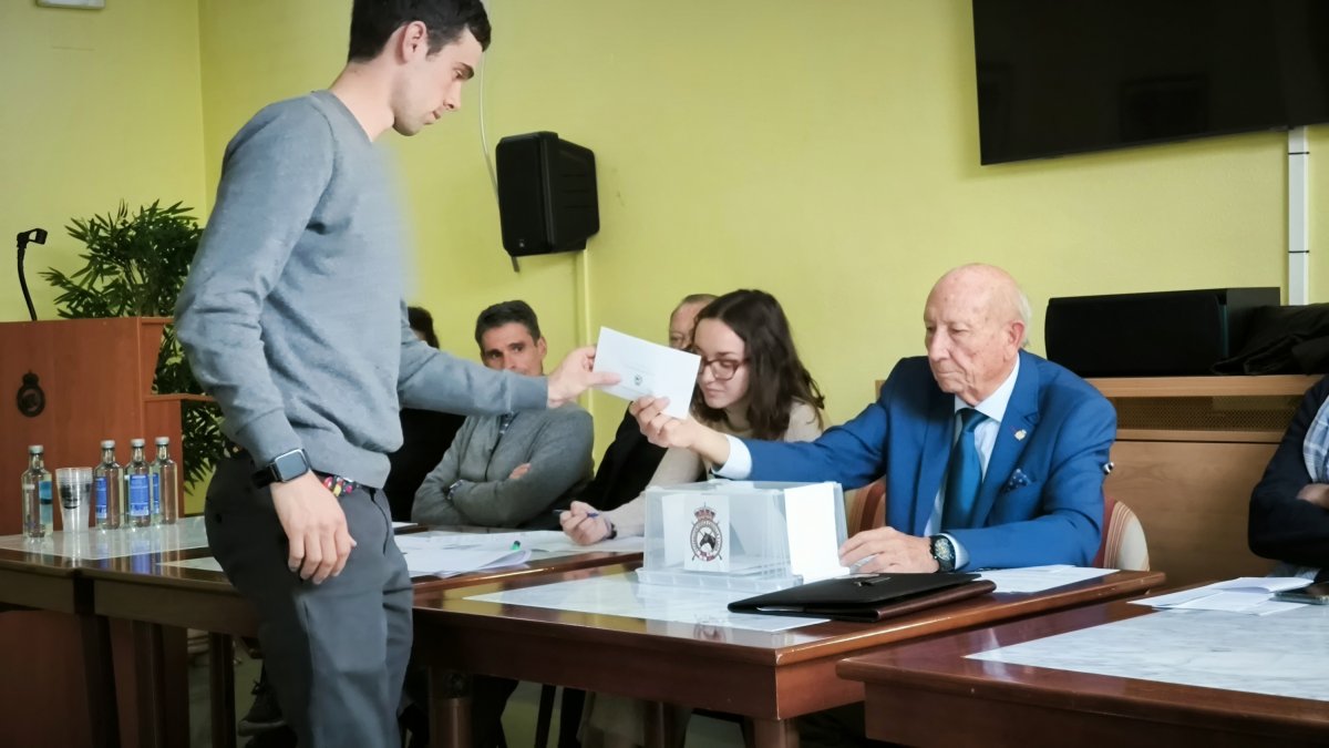 Un momento de la votación en la Federación Hípica de Castilla y León.