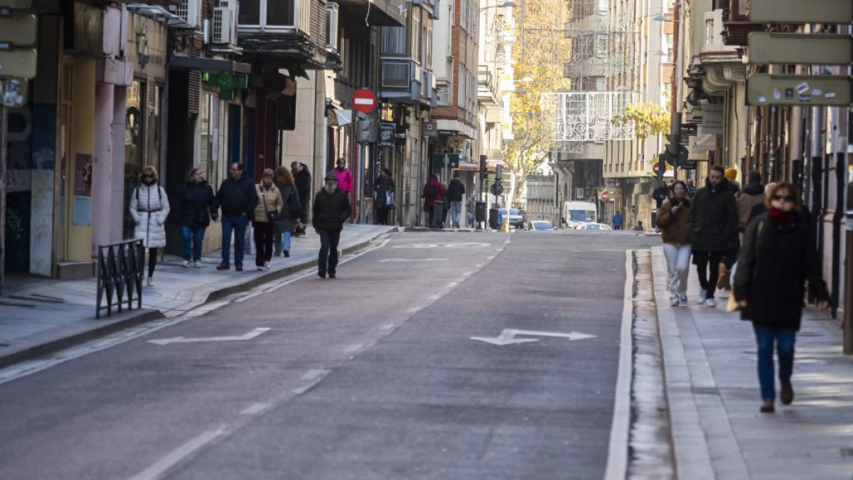 Calle López Gómez sin el carril bus y taxi.