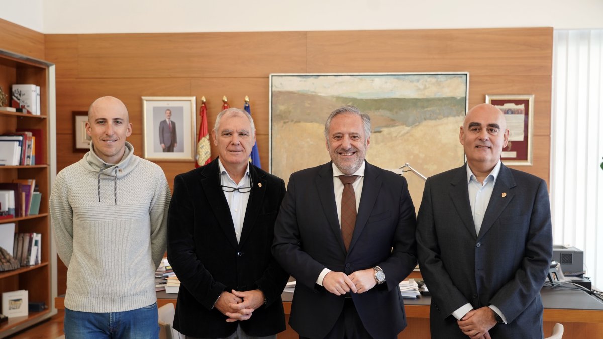 Carlos Pollán, recibe a Pastor, Noel Martín y Narciso Suárez para entregarles de la insignia conmemorativa con motivo de la Medalla de Oro de las Cortes
