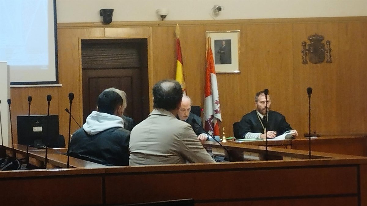 El acusado, primero por la izquierda, en el banquillo junto con el intérprete y su letrada durante el juicio celebrado este martes en la Audiencia de Valladolid.