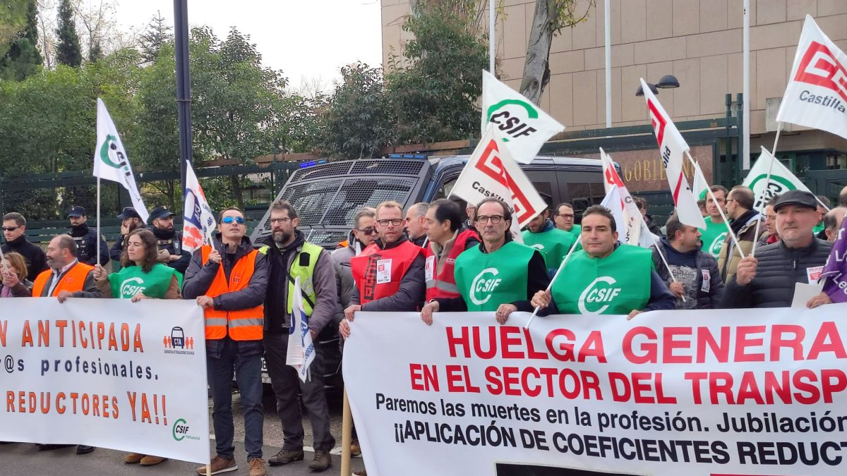 Concentración de conductores del transporte urbano e interurbano frente a la Delegación del Gobierno en Valladolid