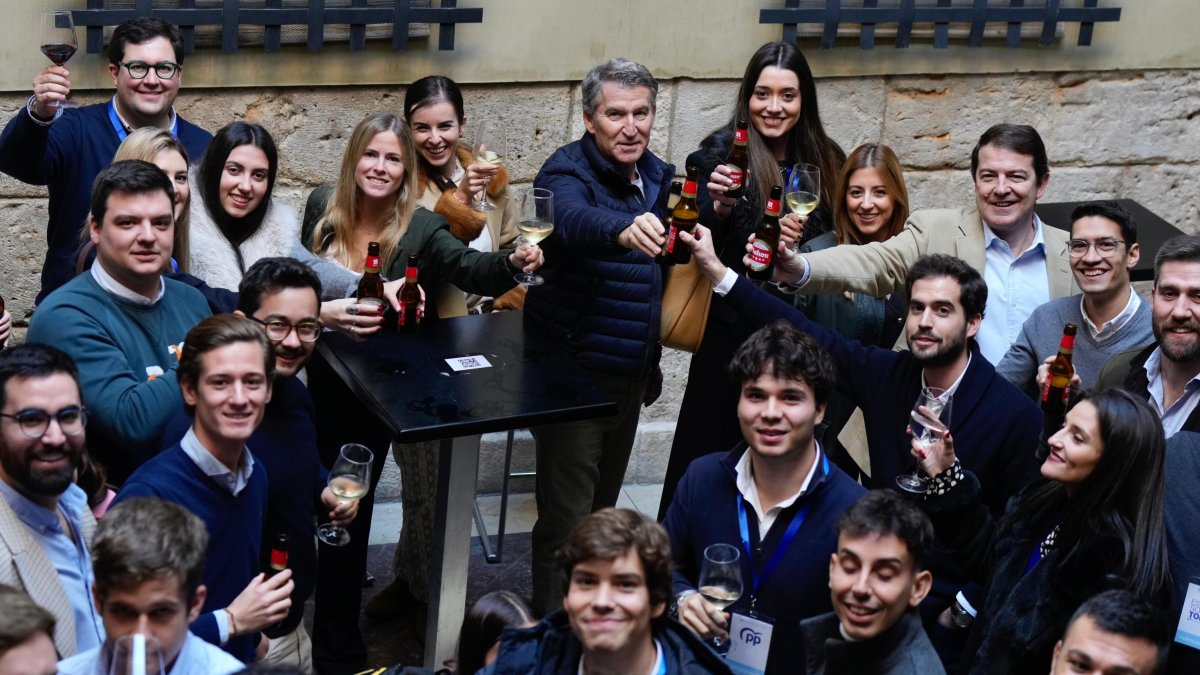 Feijóo y Mañueco se reúnen con jóvenes alcaldes y concejales en Valladolid.
