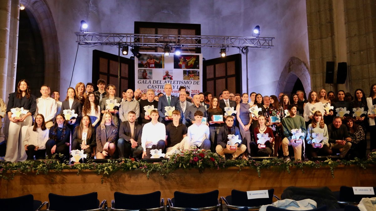 Foto de familia de todos los premiados en la gala, junto a las autoridades.