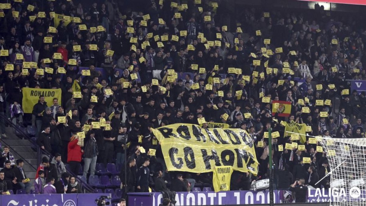 Pancartas pidiendo la marcha de Ronaldo en el Fondo Norte del estadio Zorrilla, durante el partido.