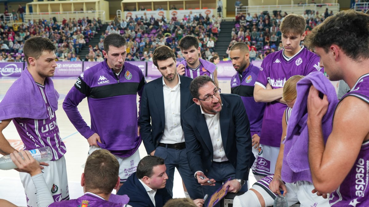 Lolo Encinas, en un tiempo muerto ante Gipuzkoa.