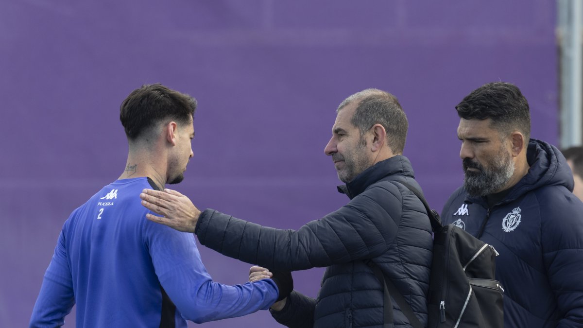 David Espinar saluda a Luis Pérez en presencia de Bruno Mazziotti.