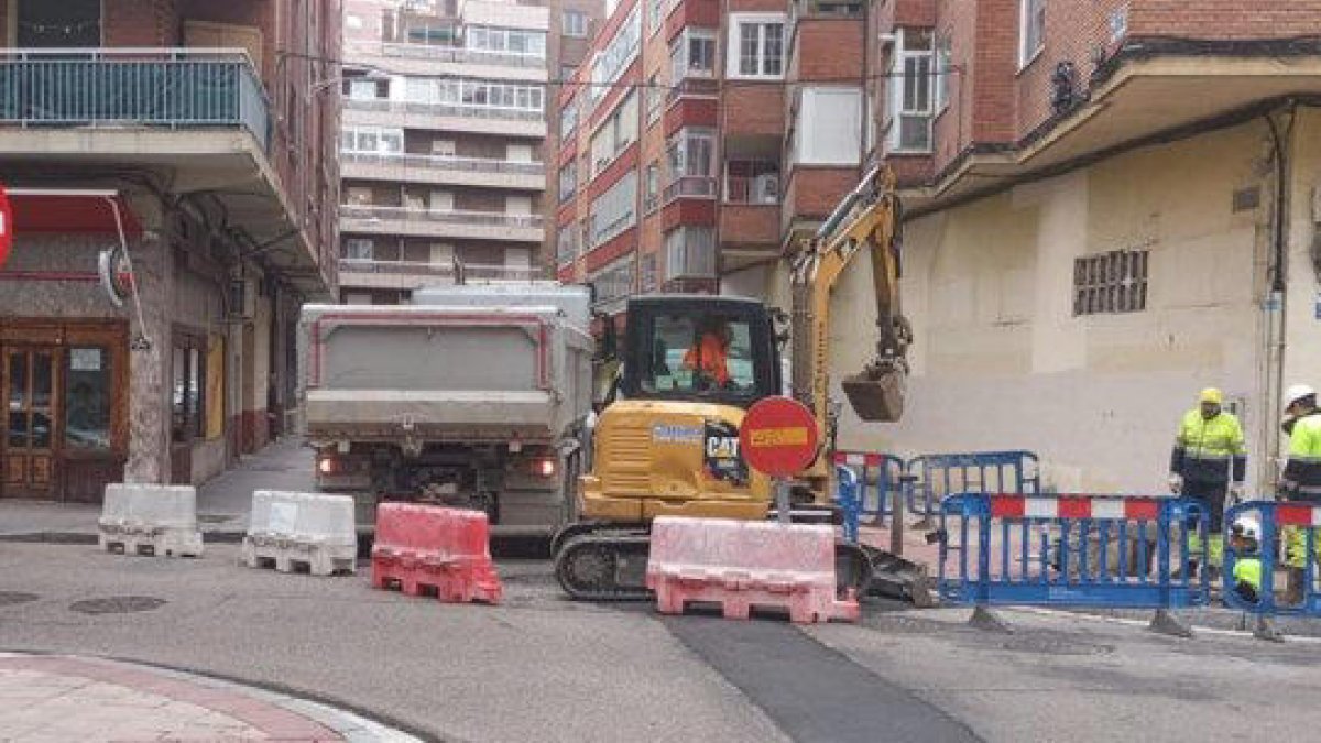 Reparación de Aquavall en el cruce de Portillo del Prado y la calle San Pedro.
