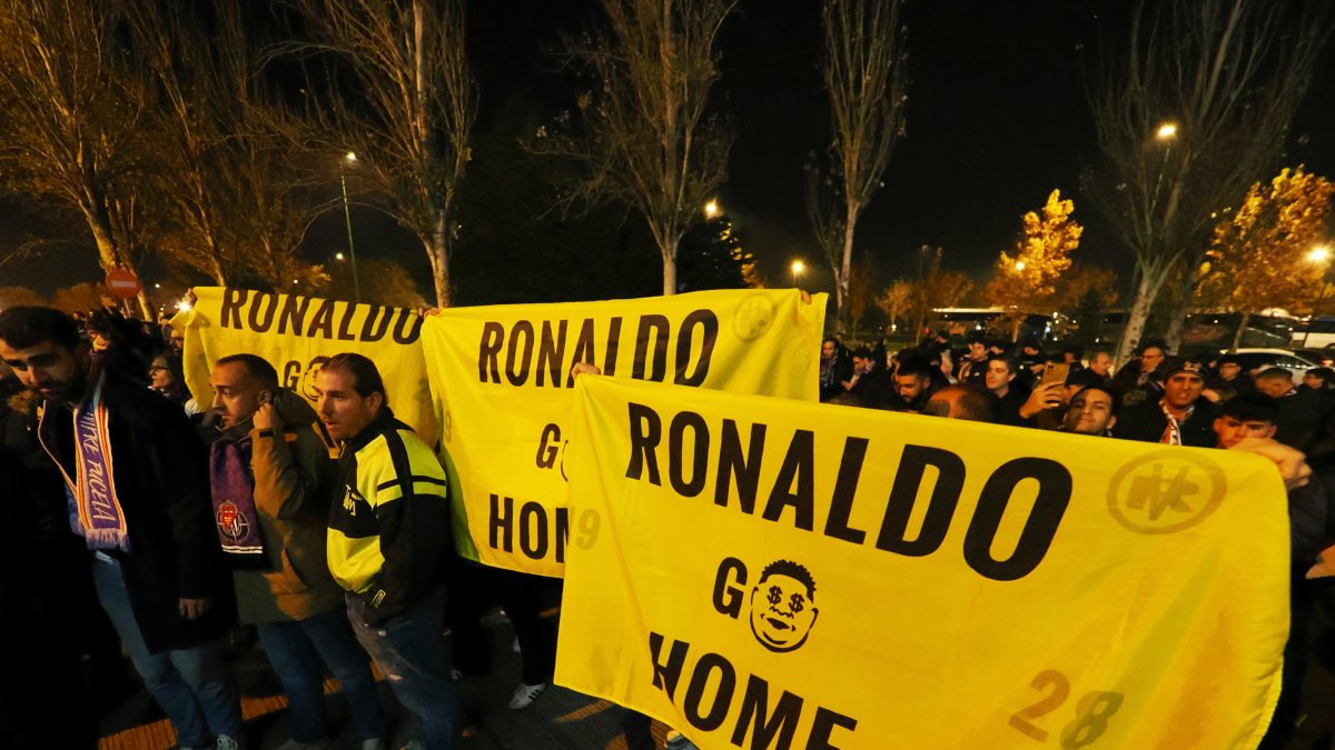 pancartas contra Ronaldo en los aledaños del estadio Zorrilla antes del partido ante el Atlético de Madrid.