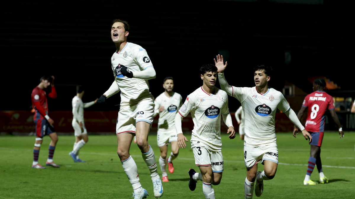 Latasa, a la izquierda, celebra su gol, primero del partido, junto a Torres y Meseguer.