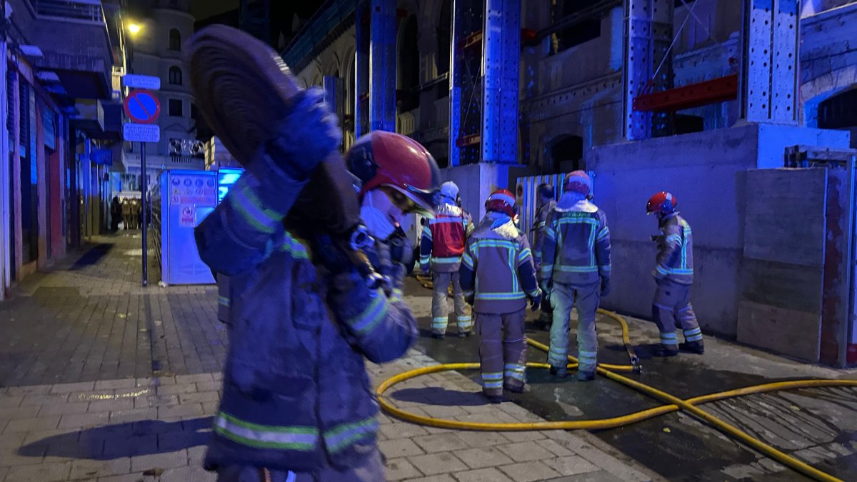 Los bomberos trabajando en el incendio del Lope de Vega