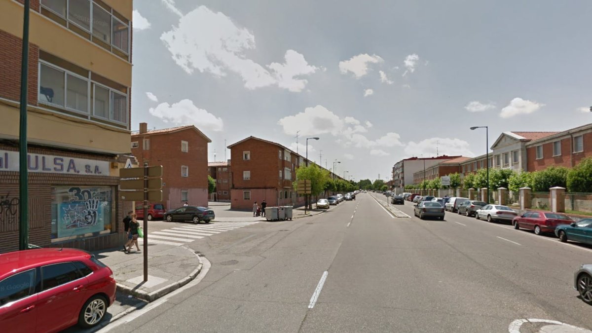 Avenida Segovia a la altura del número 139, donde tuvo lugar el apuñalamiento.