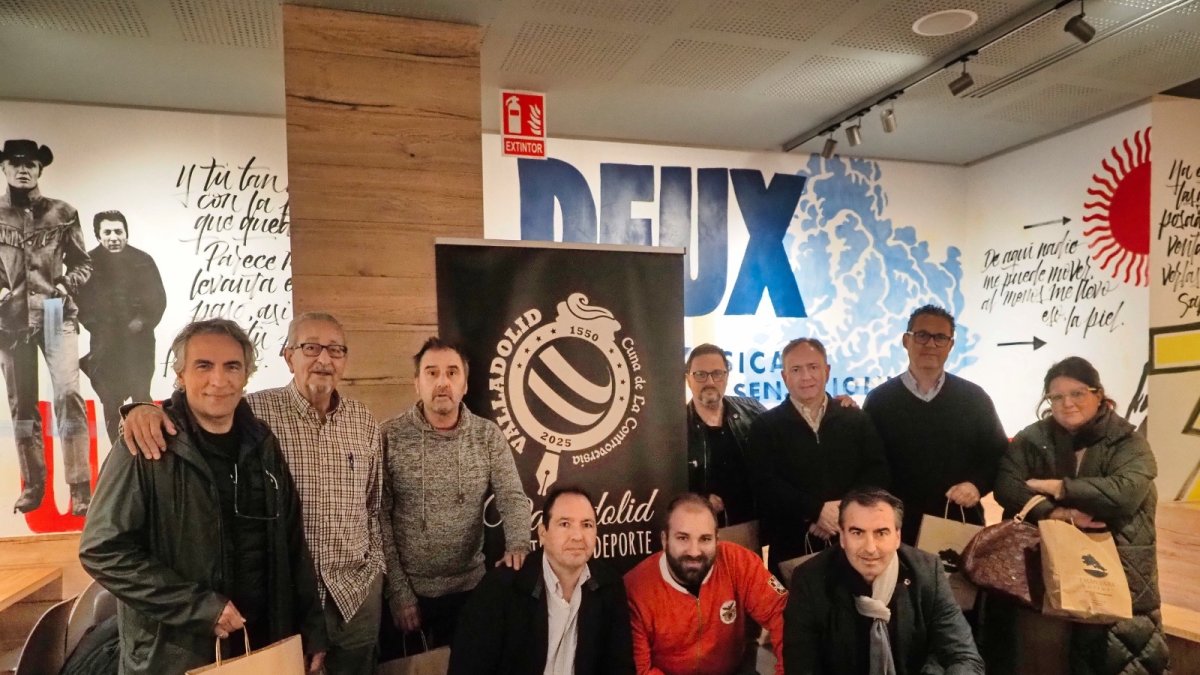 Miembros del jurado del Concurso de Microrrelatos el día del fallo en la Cafetería Sesentta de Valladolid.