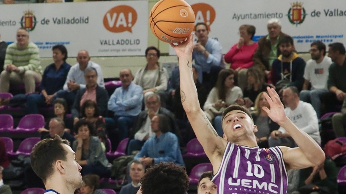 Hoover lanza a canasta en el duelo ante Oviedo.