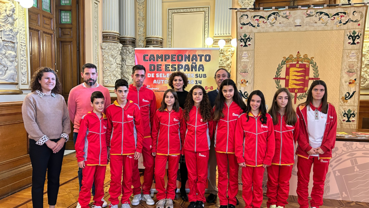 Algunos de los jóvenes participantes posan junto a Mayte Martínez, Borja Lara, Pablo López e Isabel Rodríguez