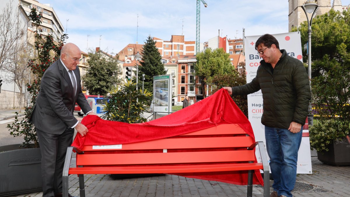 El alcalde de Valladolid, Jesús Julio Carnero, y el presidente de Cruz Roja, Juan José Zancada, inauguran el 'banco para compartir'
